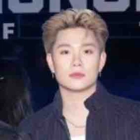 Dương đeo mic