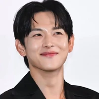 Im Siwan(34 tuổi)-Anh