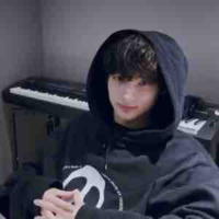 Huening Kai (휴닝카이)