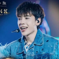 quang hùng ( có ánh mắt bt cừi)