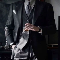 Briton Jeenprasom/ ba cô