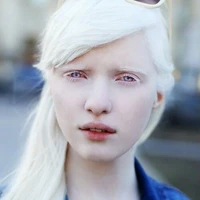 Jocelyn Aretha(chị hai)