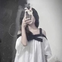 Hoàng Ngọc Chi Chi ( mẹ anh  )