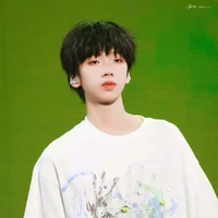 Vĩ Thần- hắn