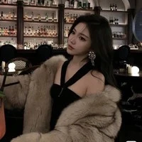 thư kí: Woo Qiyn( thư kí của Chan)