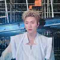 Dương đeo mic