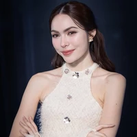 Charlotte Austin(bạn nàng)