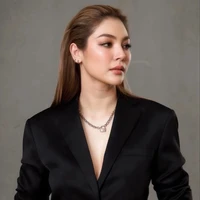 Faye Malison (chị cô)