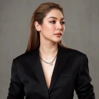 Faye Malison (chị cô)