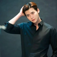 Lee Jong Suk ‘‘ba cô’’