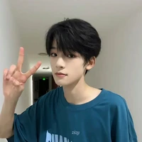 Uông Tuấn Hy(anh của Văn)