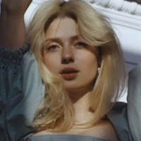 Genevieve Montague-Via-Hầu tước phu nhân