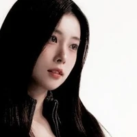 Kang Hyewon • | Cô |