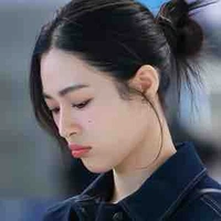 Lingling Kwong ( Cô )