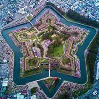 Nhân vật bí ẩn