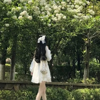 nhỏ con
