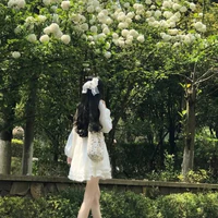 nhỏ con