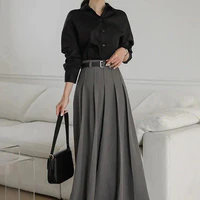 [ mẹ nữ chính]
