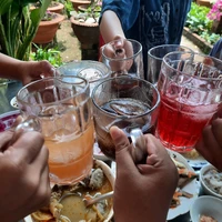 cả ba người ( chừ ai thì chừ) 