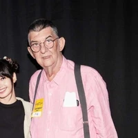 Macro Bruschweiler ( ba dượng cô )