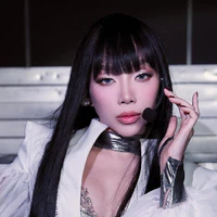 Nguyễn Khoa Tóc Tiên(chị 2)
