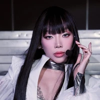 Nguyễn Khoa Tóc Tiên(chị 2)