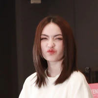 Charlotte( 15 tuổi )