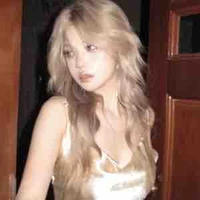 Chủ bar(chị gái Quang Anh)