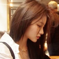 Đàn chị khóa trên