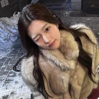 Kang Hyewon ( Em )