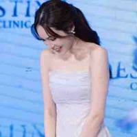 Charlotte Austin (bạn thân nàng)