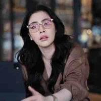 Faye Malisorn (bạn thân cô)