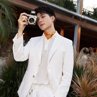Anh tú(atus)
