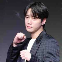 Lee Jun Young-hắn