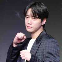 Lee Jun Young-hắn