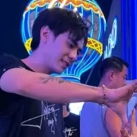 Hệ thống theo sau Hùng