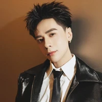 Q .hùng