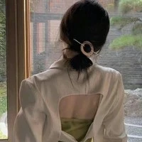 Hoàng Trúc Linh- chị mấy nhỏ top