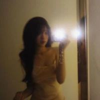 Khánh Thy Hoàng ( chị)