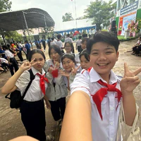 nguyên đám bạn em