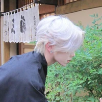 White °Tiểu đệ đây!°