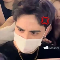 M nhìn cái gì?