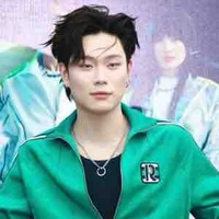 Dương đeo mic