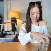 May ( Bạn cô ) 