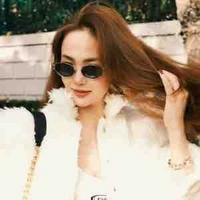 Minh Hằng(chị gái cô)