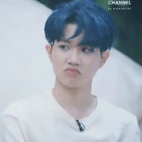 nhóm bạn của cả hai