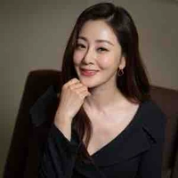 Lee Gyuri ( Mẹ kế cô) 