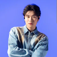 Dương đeo mic