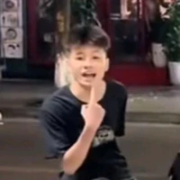 thằng ngồi sau xe máy