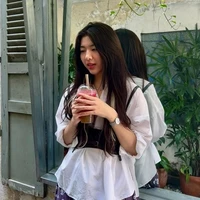 Nguyễn Lê Diễm Hằng (L)